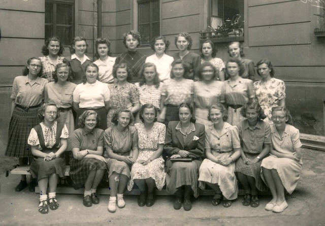  Gymnaziální třída, v níž Marie studovala díky sestře Václava Morávka. Marie je dívka sedící v první řadě zcela vpravo. Zdroj: archiv pamětnice 